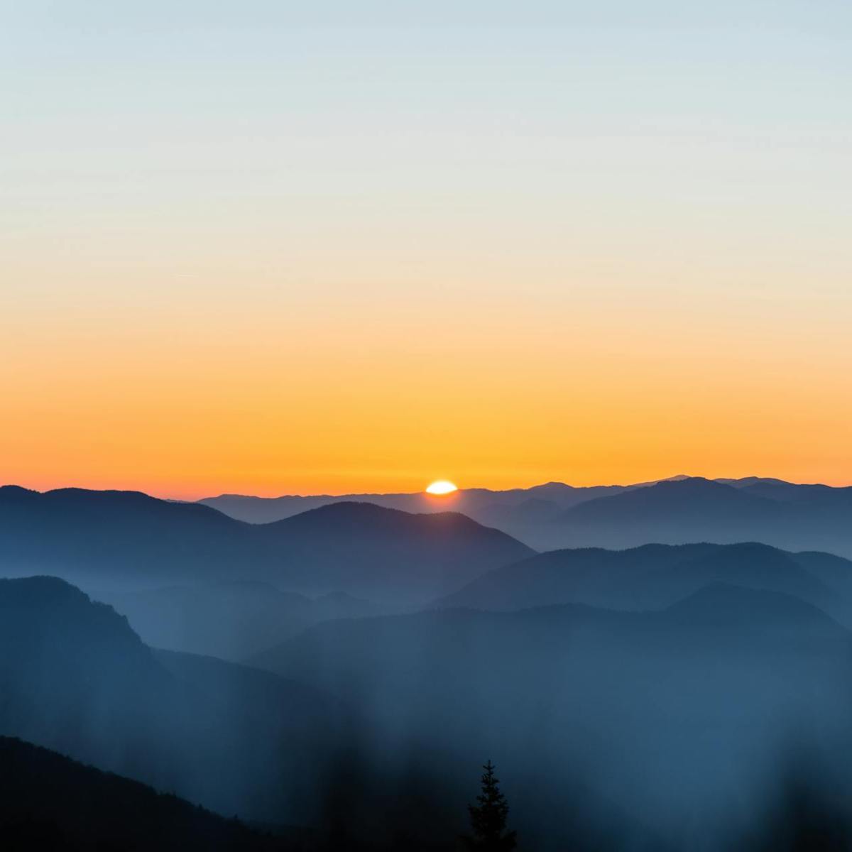 Energetische uitputting in 2026: waarom zoveel hooggevoelige mensen moe zijn (en hoe je jezelf&nbsp;beschermt)